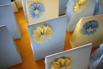 Bolsas pequeñas de papel para regalo decoradas con flor