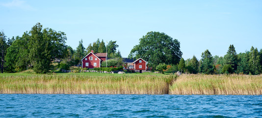 Schweden Urlaub typisches schwedisches Haus am See