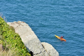 Kayakiste sur la mer en Bretagne