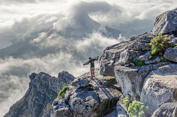 Extreme sporter op het Tafelbergplateau in Zuid-Afrika