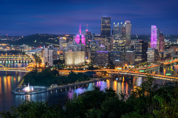 Fototapeta na wymiar Pittsburgh skyline by night