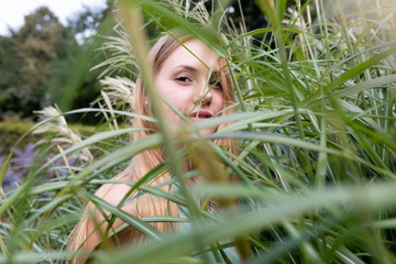 Fototapeta premium Frau im Garten