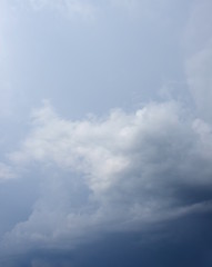 Bedeckter Himmel mit dunklen Wolken - Gewitterwolken - Regenwolken