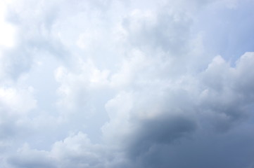 Bedeckter Himmel mit dunklen Wolken - Gewitterwolken - Regenwolken