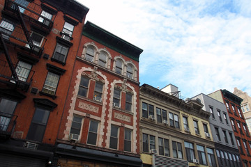Fototapeta na wymiar New York City, Manhattan, Lower East Side: Typische Altbau-Fassaden