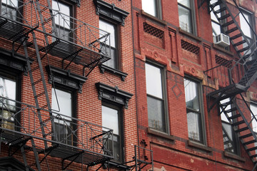 New York City, Manhattan: Historische Hausfassaden mit Feuerleiter
