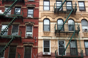 New York City, Manhattan: Historische Hausfassaden mit Feuerleiter
