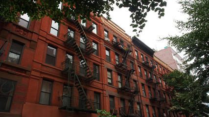New York City, Manhattan: Historische Hausfassaden mit Feuerleiter