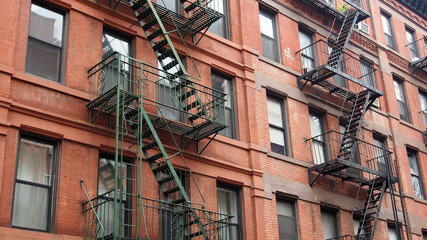 New York City, Manhattan: Historische Hausfassaden mit Feuerleiter