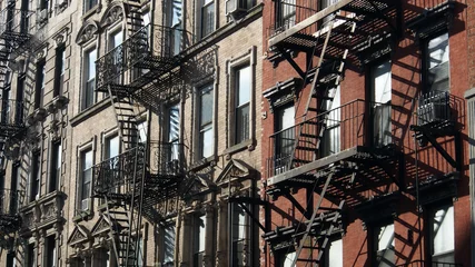 New York City, Manhattan: Typische Altbau-Fassaden mit Feuerleitern © finecki