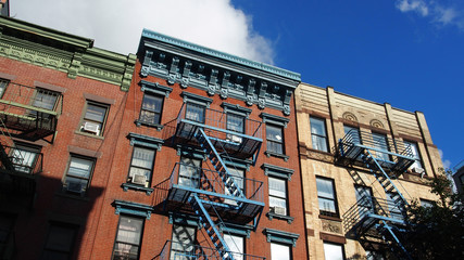 New York City, Manhattan: Typische Altbau-Fassaden mit Feuerleitern