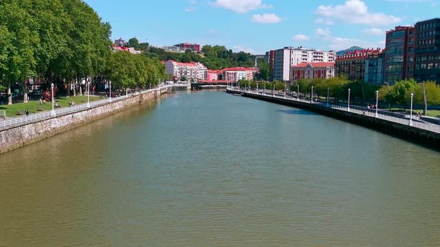 R&iacute;a y ciudad de de Bilbao desde el Puente de Zubizuri