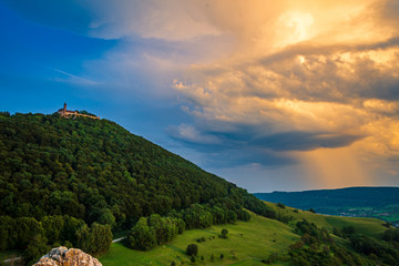 Fototapeta premium Burg mit Gewitterfront
