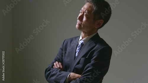 悩む中高年男性 Wall Mural Wallpaper Murals Wallsheaven Naka