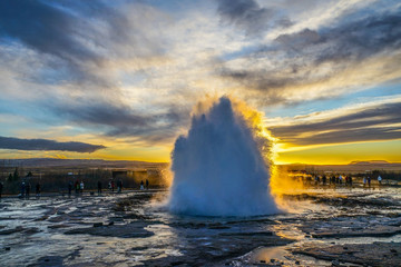 ゲイシール間欠泉と朝焼け（アイスランド）