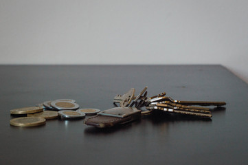 Llaves con monedas a un lado
