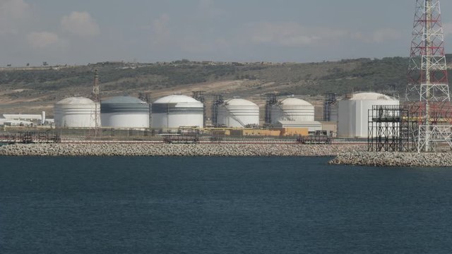 Liquefied gas storage in port