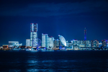 Fototapeta premium Nocny widok Yokohama Minatomirai (gdy cały budynek jest oświetlony)