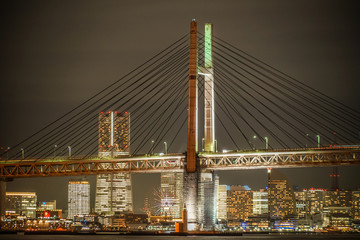 横浜ベイブリッジと横浜みなとみらいの夜景