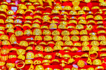 Fototapeta na wymiar Gold market in Bangkok, Gold select focus Necklaces and rings