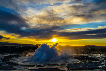 ゲイシール間欠泉と朝焼け（アイスランド）