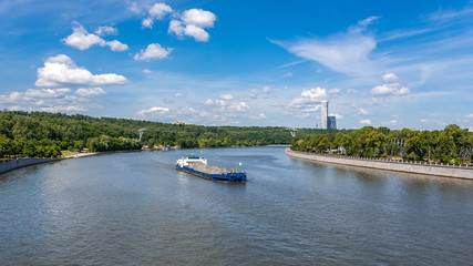 Obraz premium Barge on a Moscow river