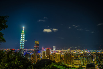 Naklejka premium Nocny widok Tajpej z Elephant Mountain w Tajpej