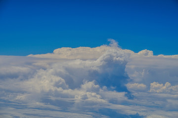 飛行機から見える雲と空