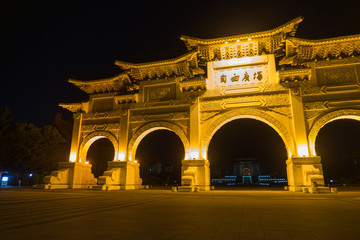 Fototapeta na wymiar 中正紀念堂・自由広場の夜景（台湾・台北）