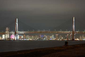 Fototapeta na wymiar 横浜ベイブリッジと横浜みなとみらいの夜景