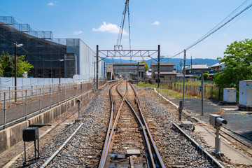 Fototapeta premium 日本にある線路と駅のイメージ