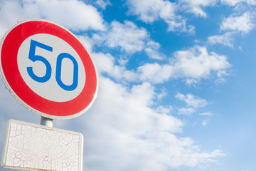 50km速度制限の標識