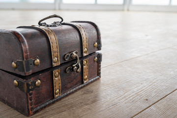 宝箱の写真。謎解きアトラクションのイメージ。