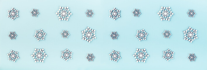 Obraz premium Christmas pattern. White snowflakes on blue background