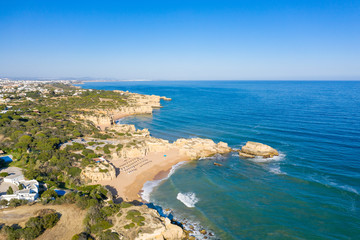 Vue aérienne sur les côtes rocheuses à proximité de Albufeira