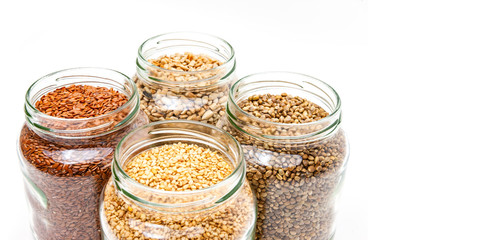 Samen und Kerne im Glas auf weissem Hintergrund