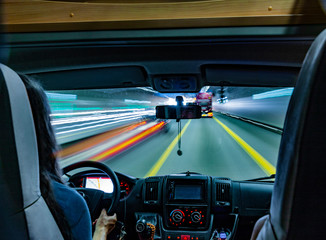 Wohnmobil Fahrerkabine in einem Straßen-Tunnel