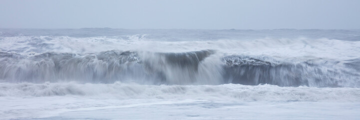 Island, Südküste, Vik i Mýrdal, Reynisfjara, Strand, Wellen am Atlantik