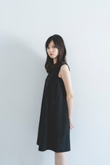 Fototapeta premium 黒いワンピースの女性