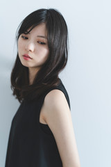 黒いワンピースの女性