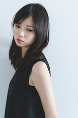 Naklejka premium 黒いワンピースの女性