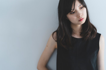黒いワンピースの女性