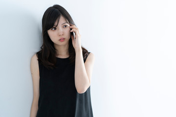 スマートフォンを使う女性