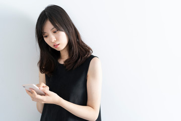 Naklejka premium スマートフォンを使う女性