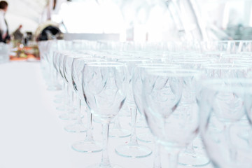 lots of empty glass glasses on the table in the restaurant