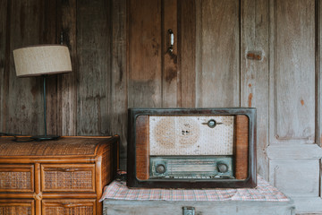 Antique radio / receiver and desk lamp