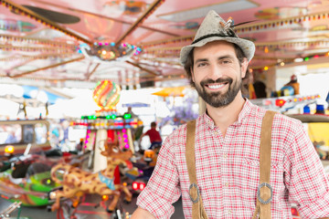 Obraz premium Man in Bavarian Tracht at traditional fair