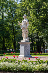 Obraz premium Statue of Diana Pavlovsk Palace Gardens St Petersburg Russia