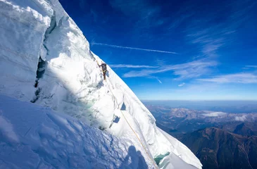 Crédence de cuisine en verre imprimé Mont Blanc Alpinist mountaineer climbing dangerous ice crevasse crack.