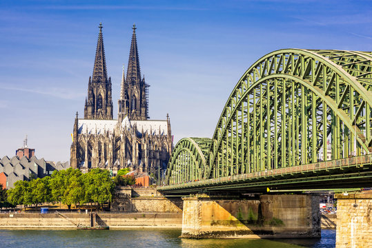 K&ouml;ln mit Rhein und K&ouml;lner Dom an einem sch&ouml;nen Sommertag